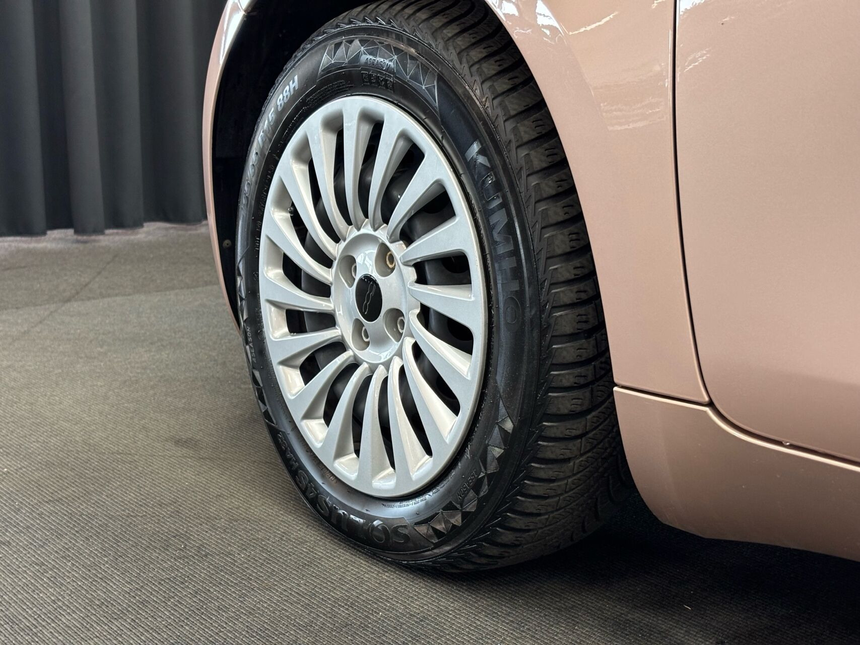 Pink Fiat 500e fra 2023
