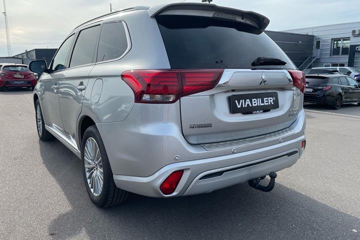 Sølv Mitsubishi Outlander fra 2019