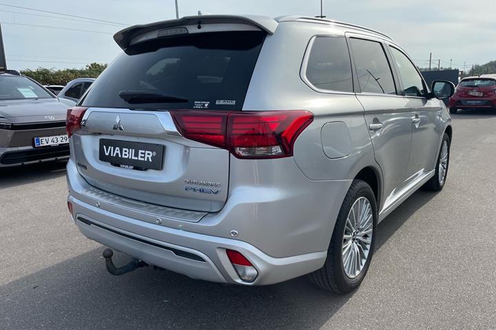 Sølv Mitsubishi Outlander fra 2019