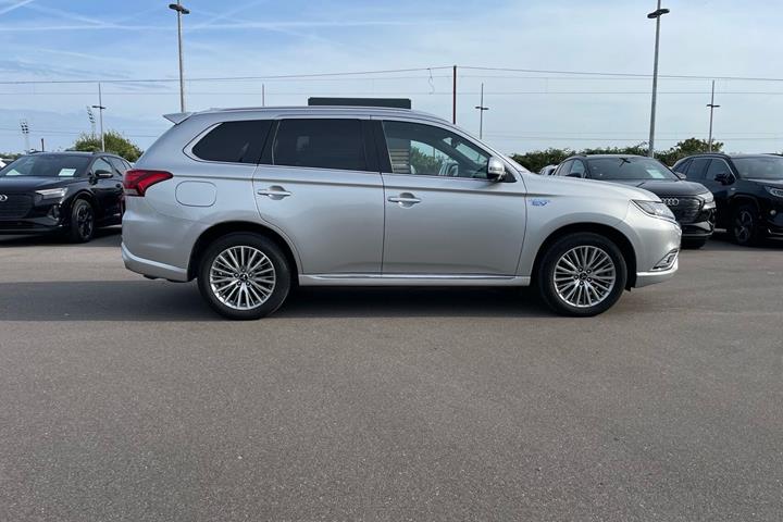 Sølv Mitsubishi Outlander fra 2019