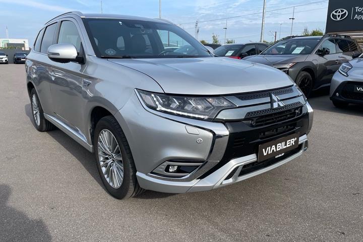 Sølv Mitsubishi Outlander fra 2019