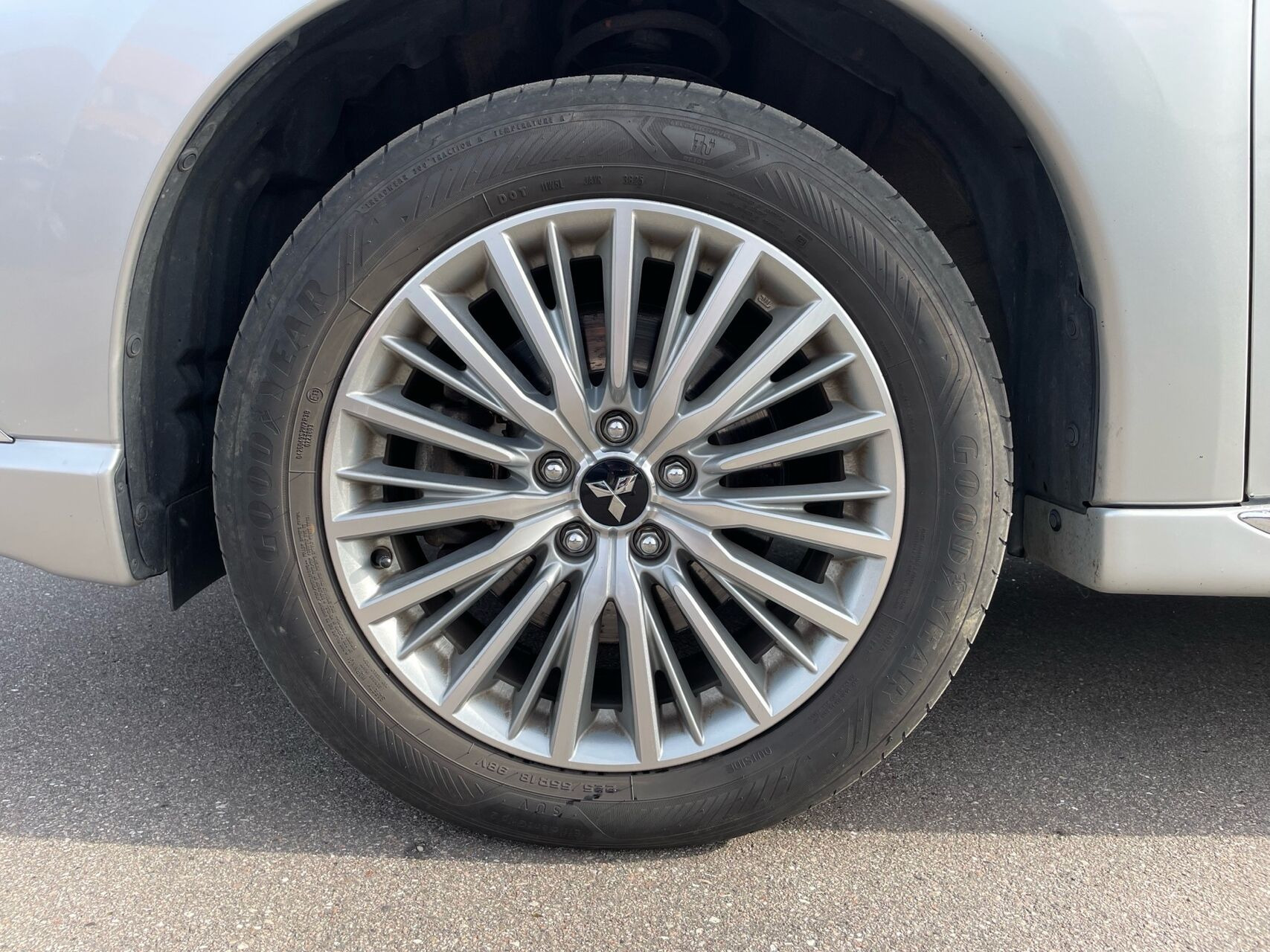 Sølv Mitsubishi Outlander fra 2019