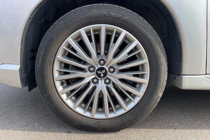 Sølv Mitsubishi Outlander fra 2019