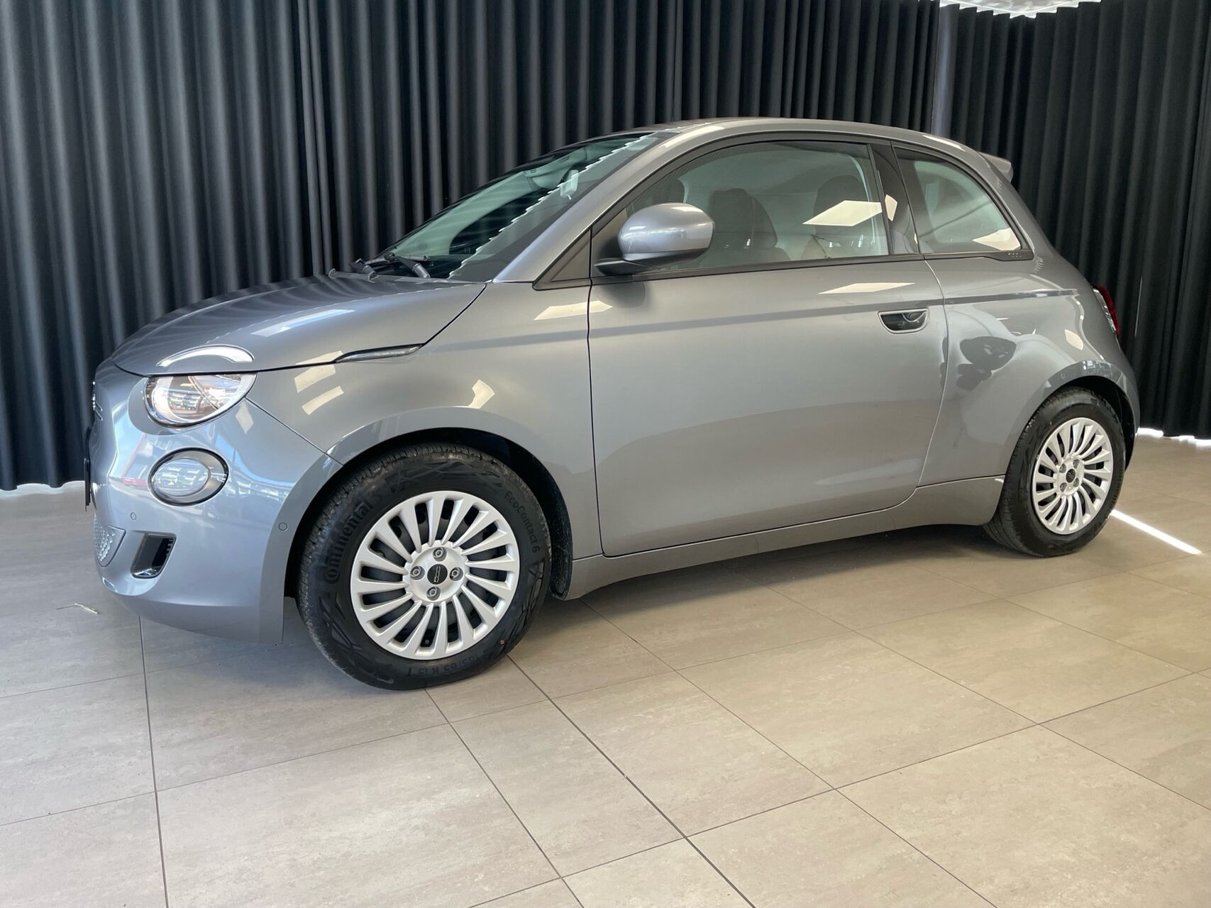 Grå Fiat 500e fra 2023