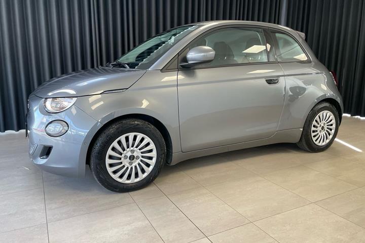 Grå Fiat 500e fra 2023