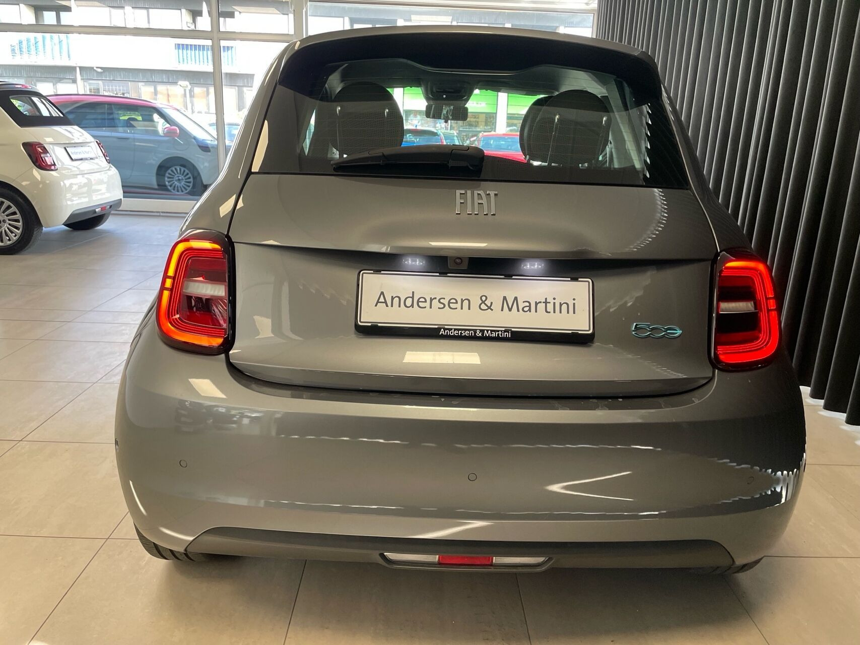 Grå Fiat 500e fra 2023