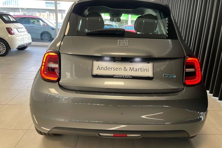 Grå Fiat 500e fra 2023