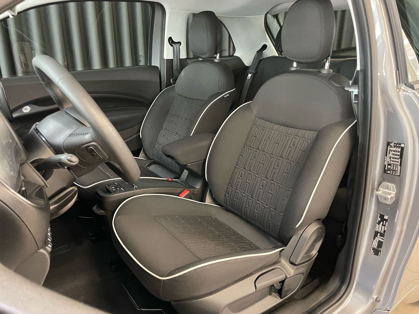 Grå Fiat 500e fra 2023