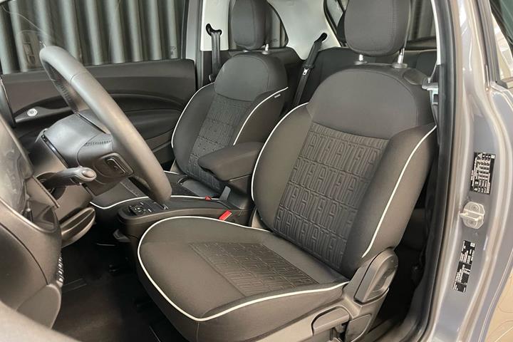 Grå Fiat 500e fra 2023