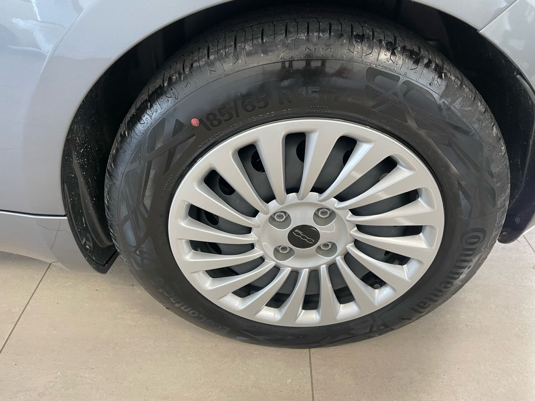 Grå Fiat 500e fra 2023
