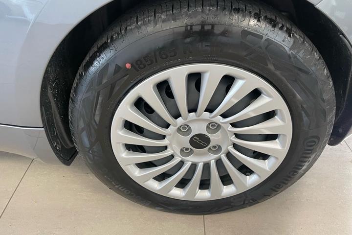 Grå Fiat 500e fra 2023