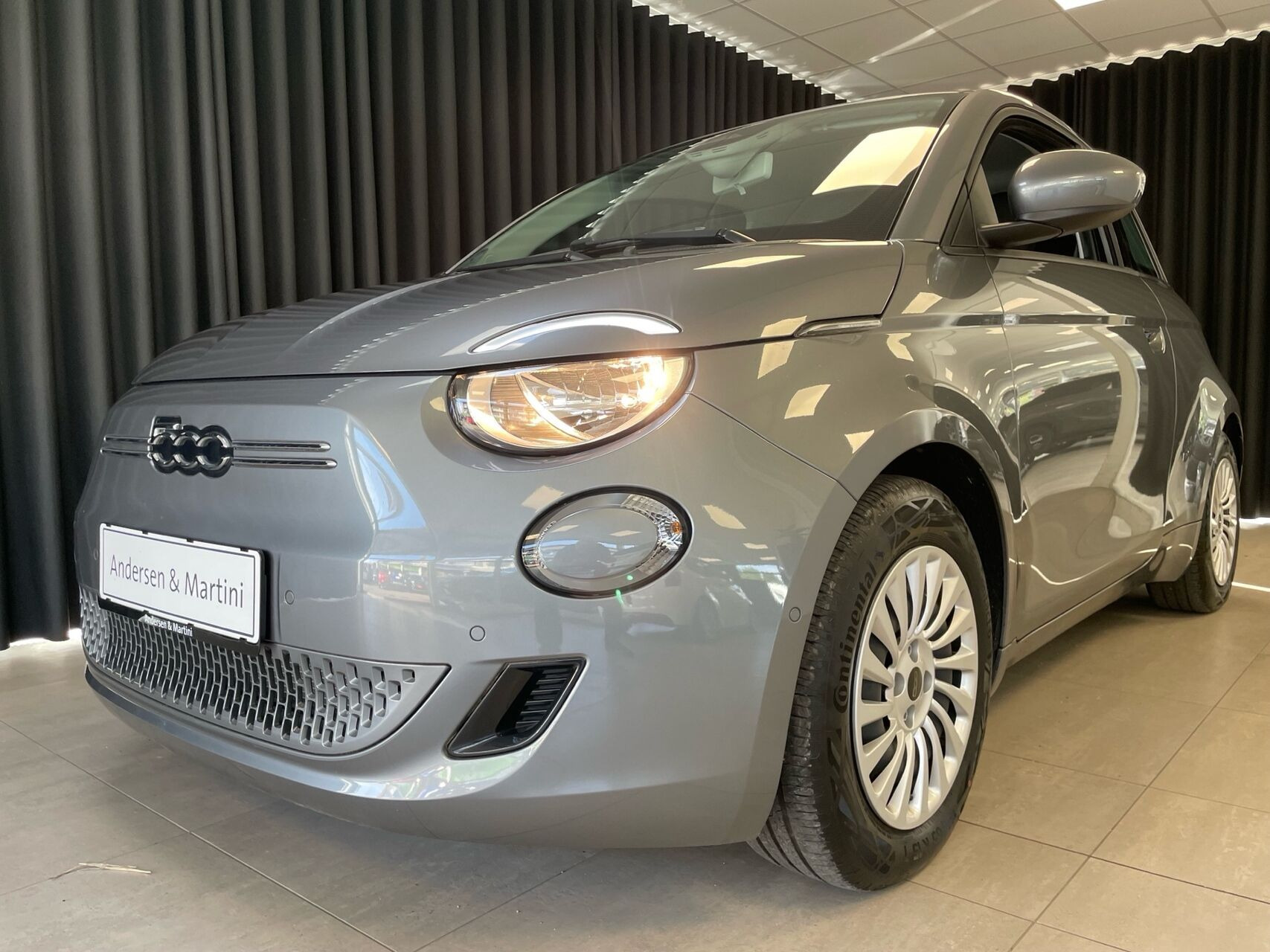 Grå Fiat 500e fra 2023