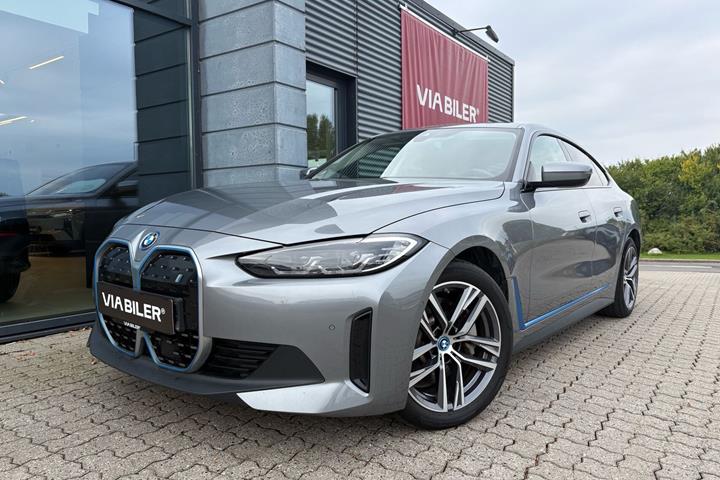 Grå BMW i4 fra 2023 set udefra