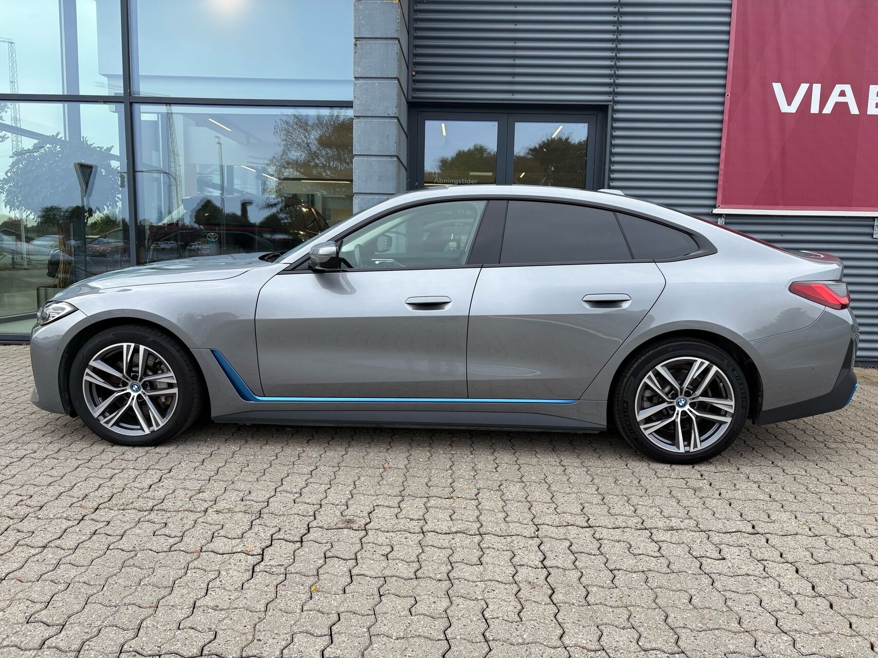 Grå BMW i4 fra 2023