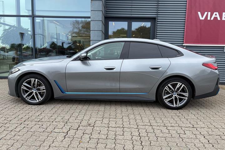 Grå BMW i4 fra 2023