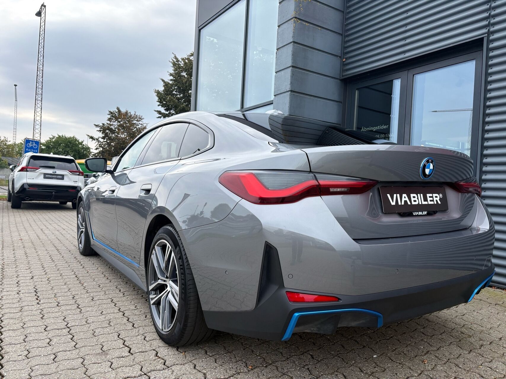 Grå BMW i4 fra 2023