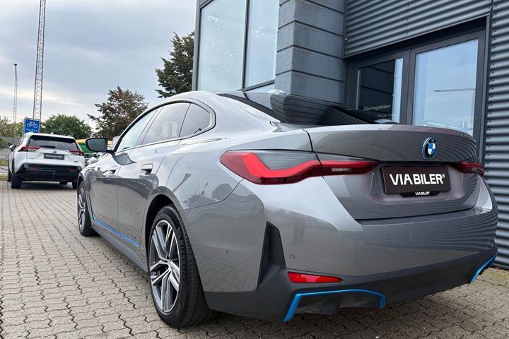 Grå BMW i4 fra 2023