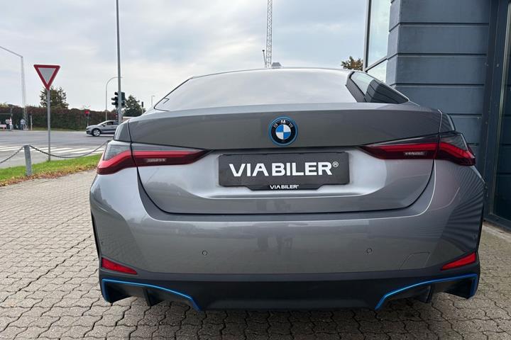 Grå BMW i4 fra 2023