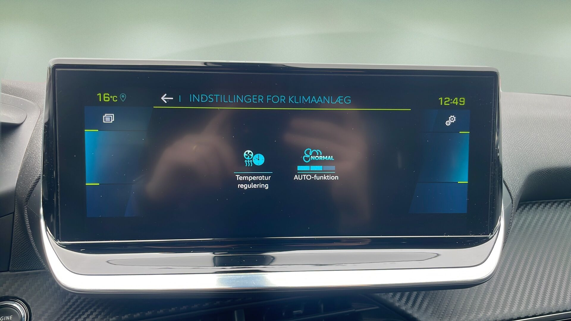 Sølv Peugeot e-2008 fra 2021