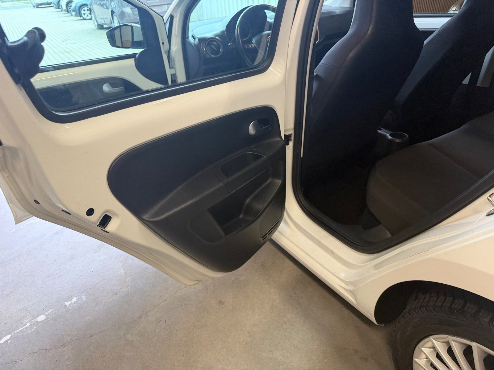 Hvid VW UP! fra 2018