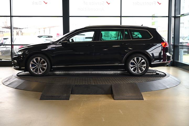 Sort VW Passat fra 2022