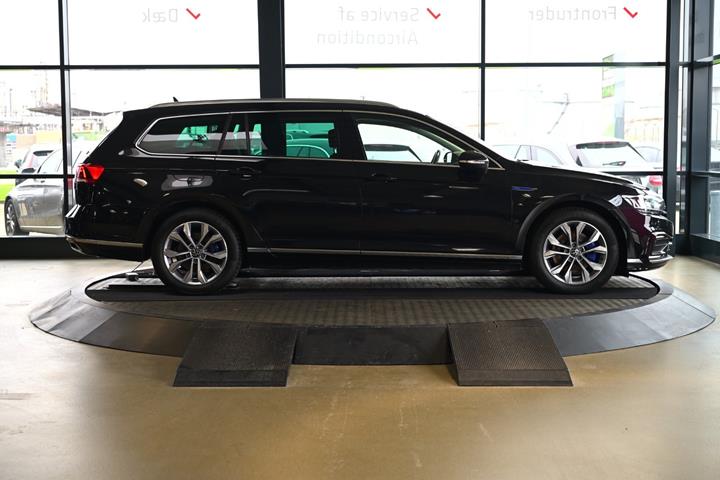 Sort VW Passat fra 2022