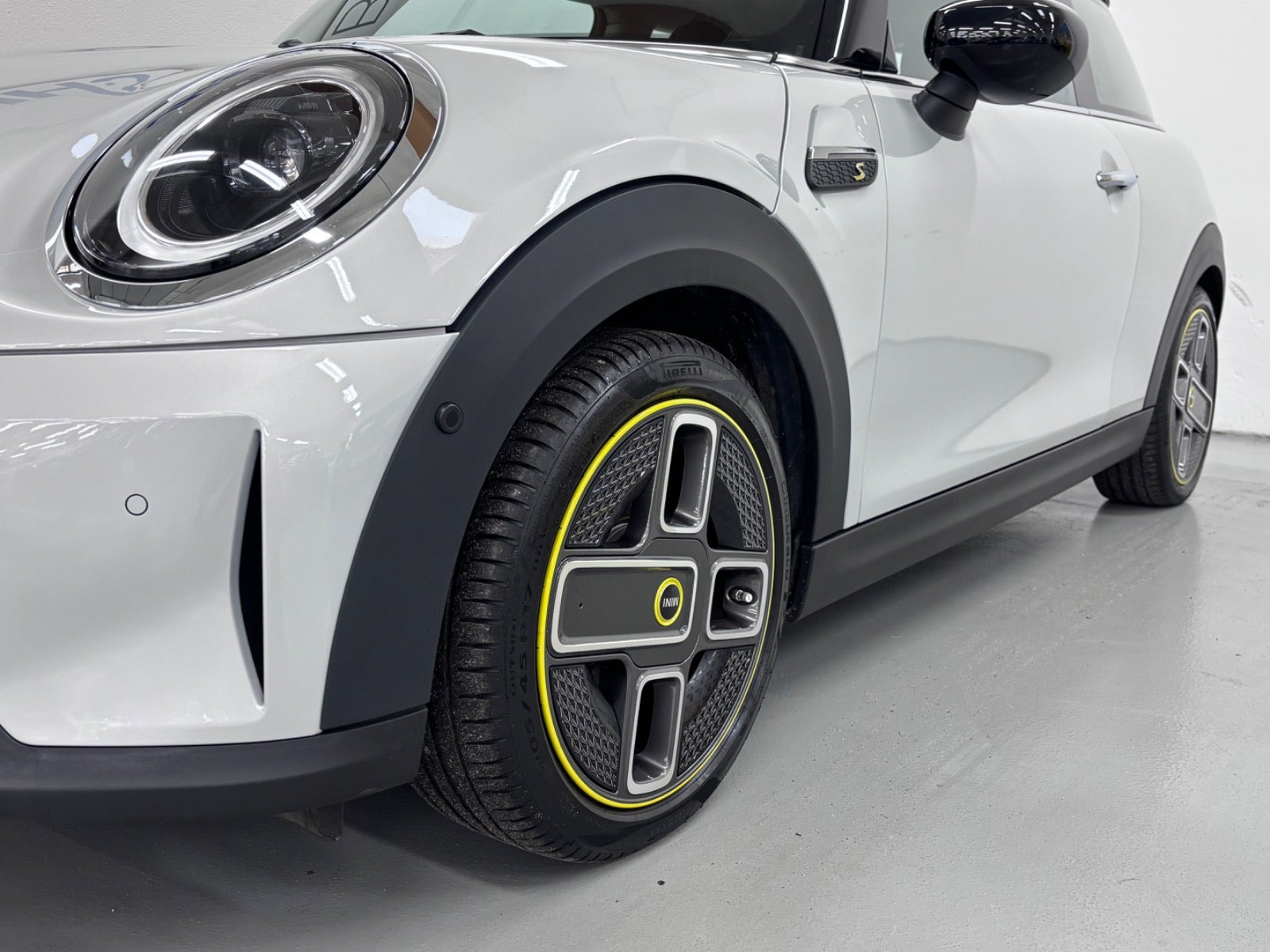 Sølv Mini Cooper SE fra 2020