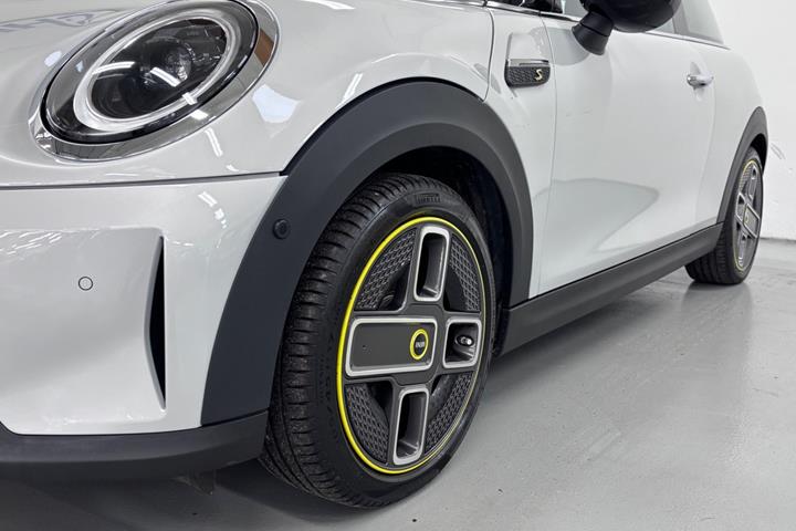 Sølv Mini Cooper SE fra 2020