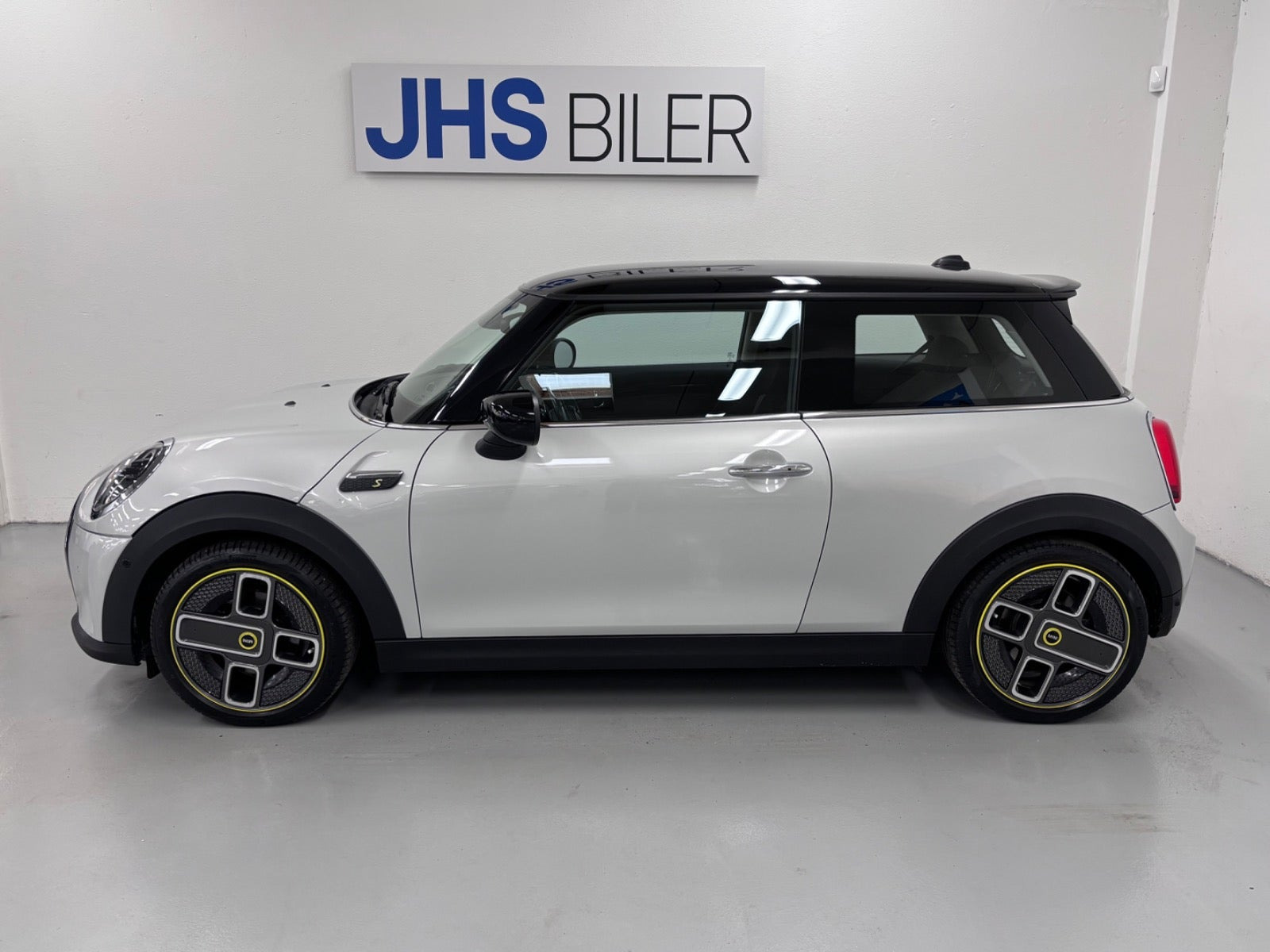 Sølv Mini Cooper SE fra 2020