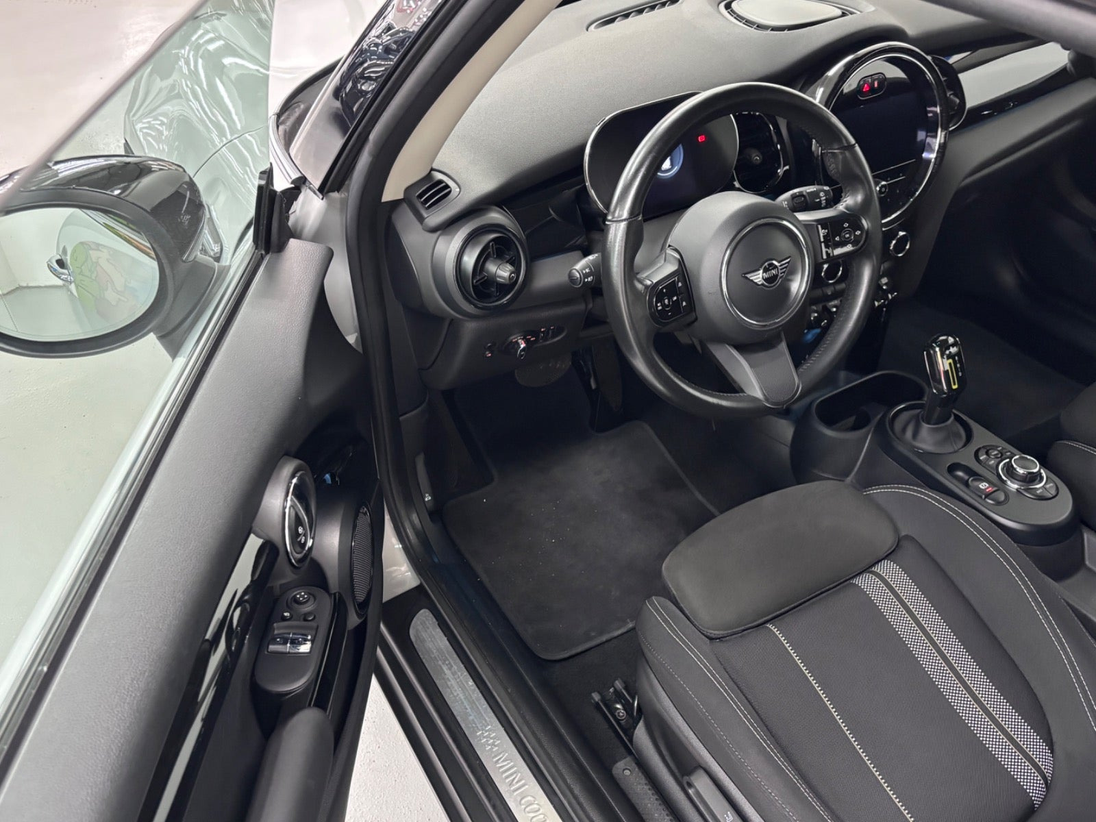 Sølv Mini Cooper SE fra 2020