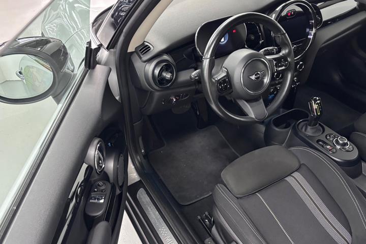Sølv Mini Cooper SE fra 2020
