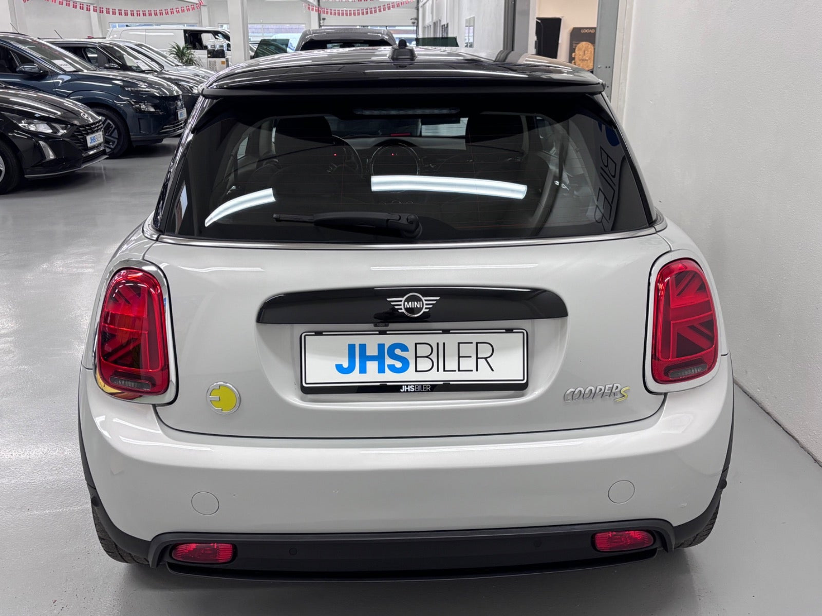 Sølv Mini Cooper SE fra 2020