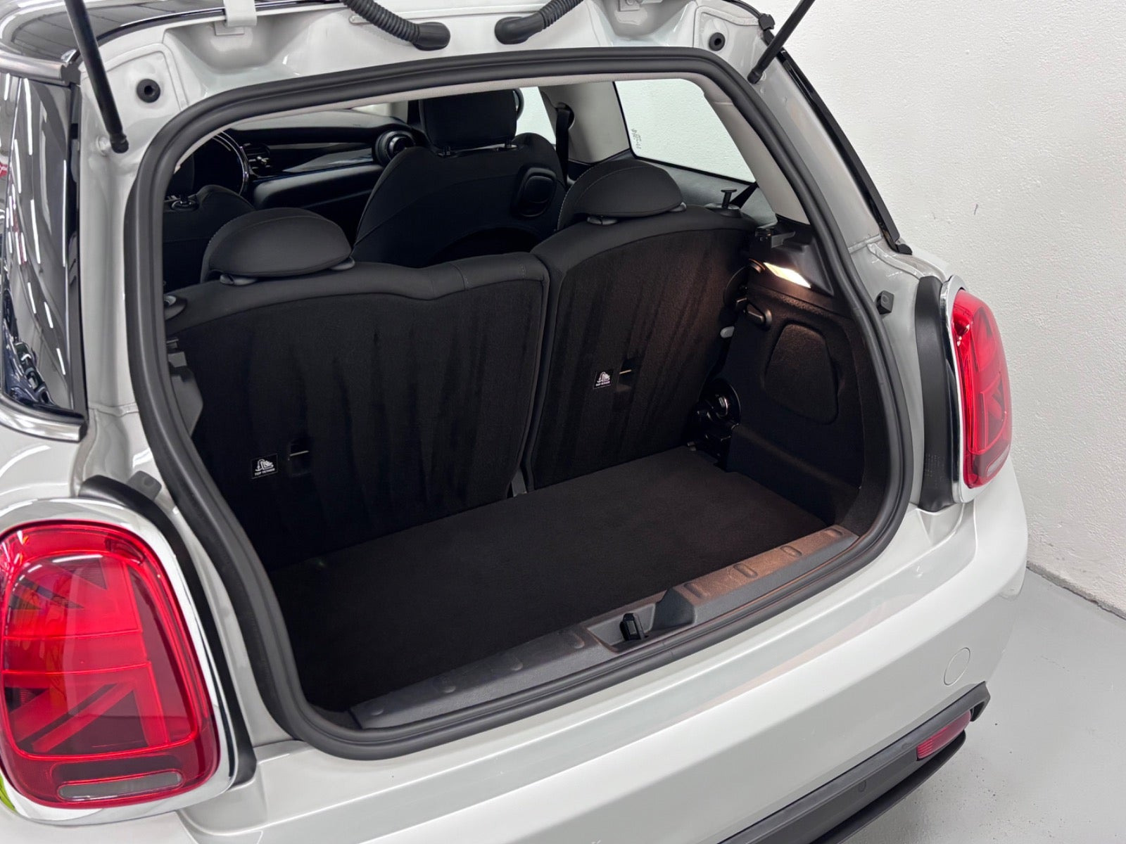 Sølv Mini Cooper SE fra 2020