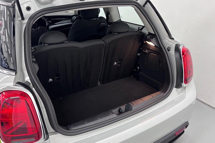 Sølv Mini Cooper SE fra 2020