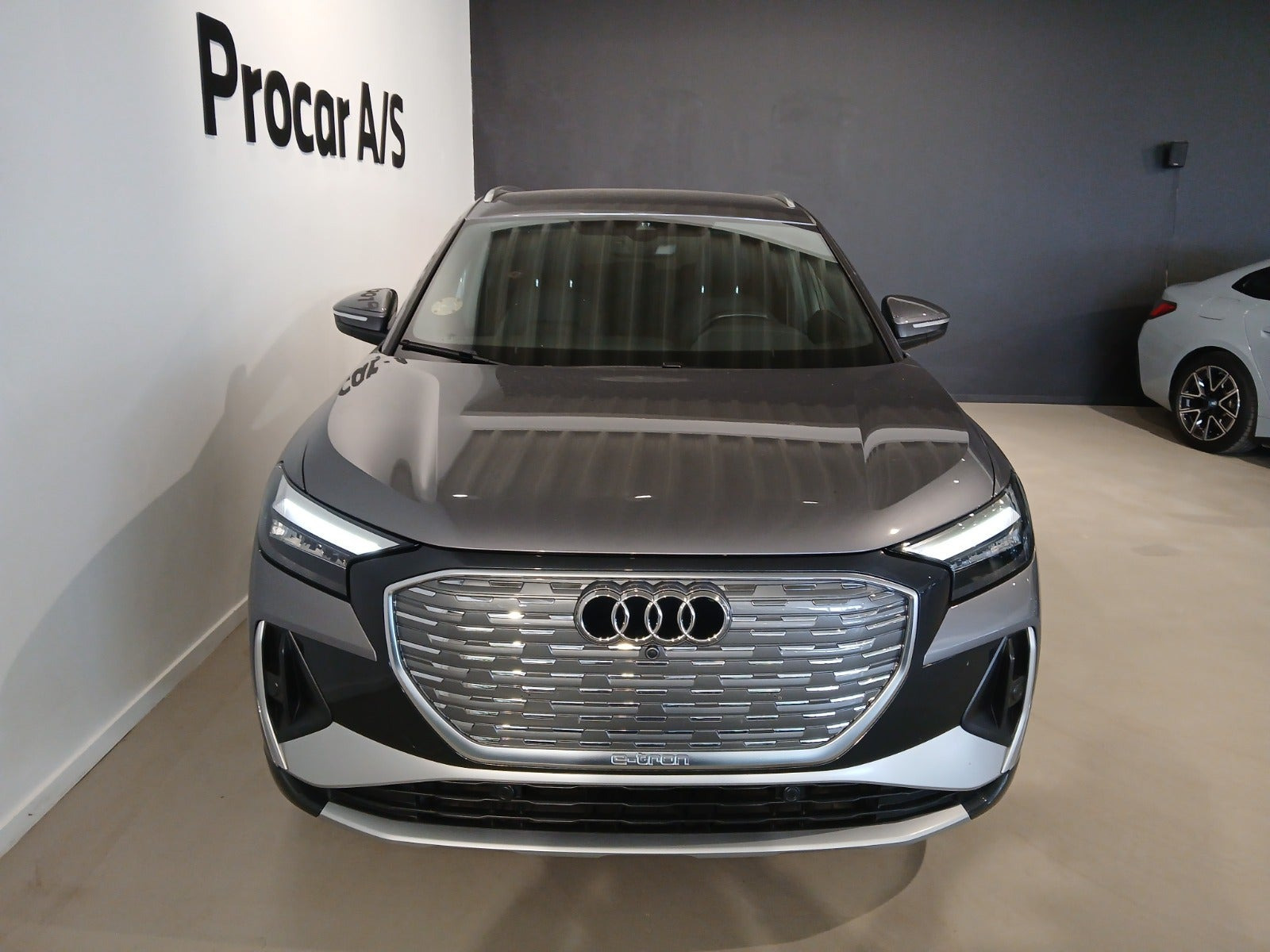 Grå Audi Q4 e-tron fra 2024