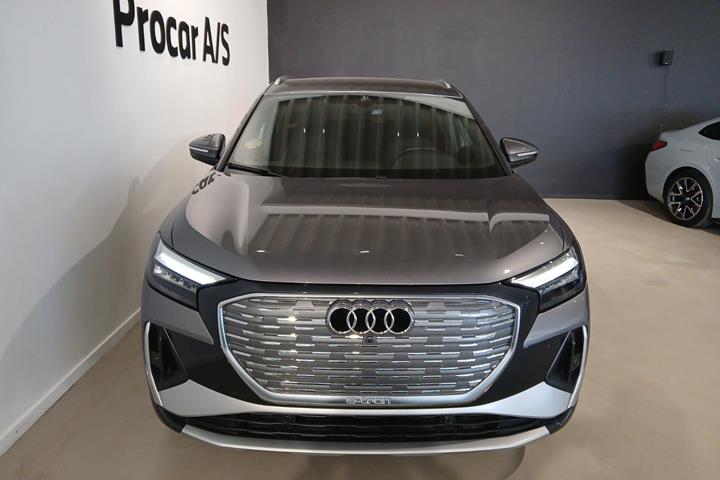Grå Audi Q4 e-tron fra 2024