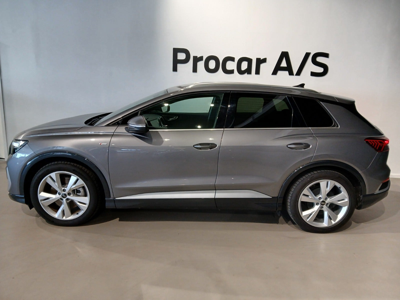 Grå Audi Q4 e-tron fra 2024