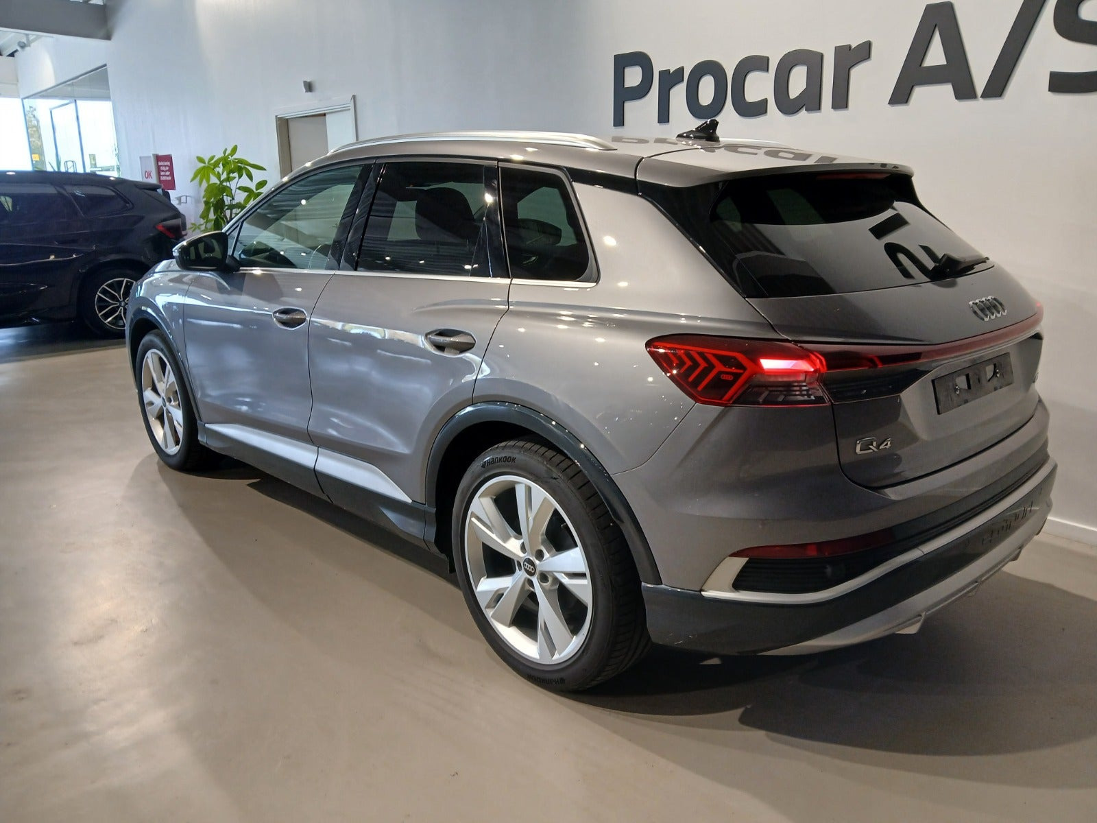 Grå Audi Q4 e-tron fra 2024