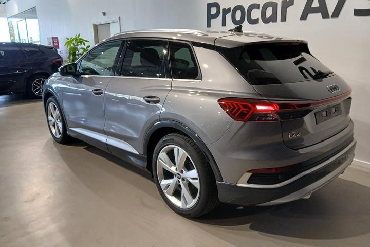 Grå Audi Q4 e-tron fra 2024