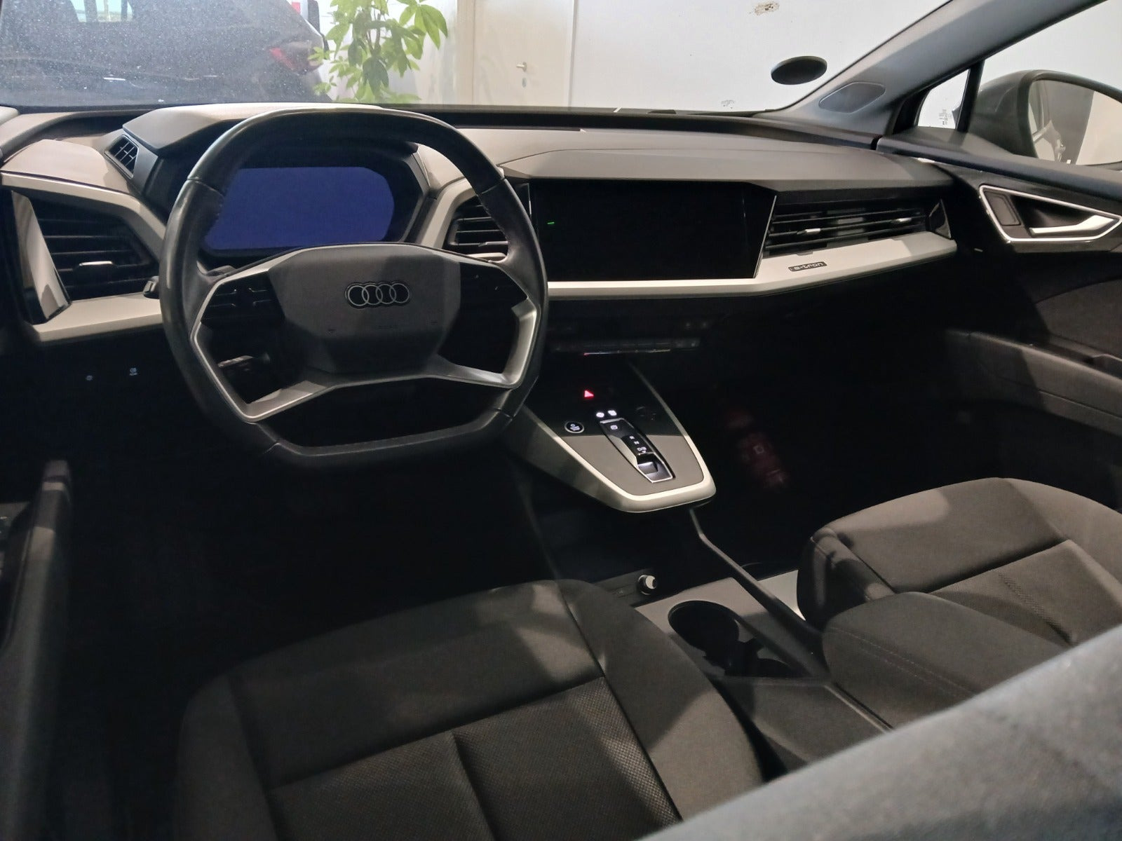 Grå Audi Q4 e-tron fra 2024