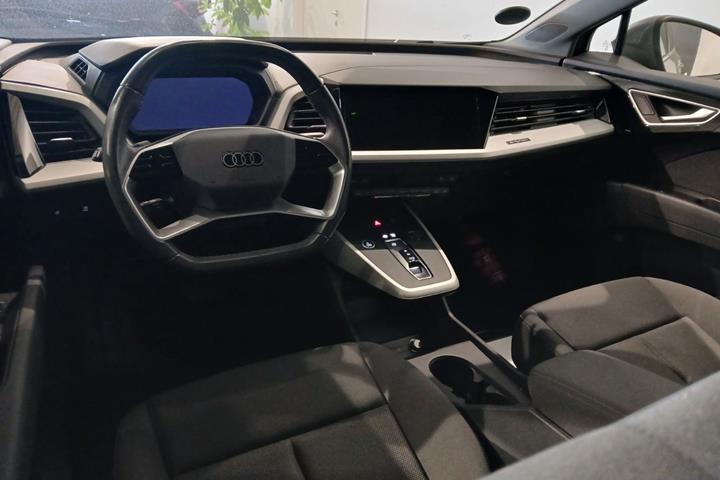 Grå Audi Q4 e-tron fra 2024