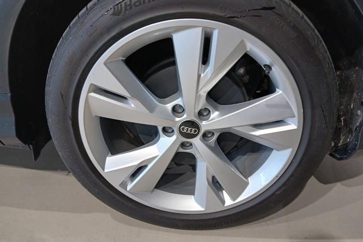 Grå Audi Q4 e-tron fra 2024