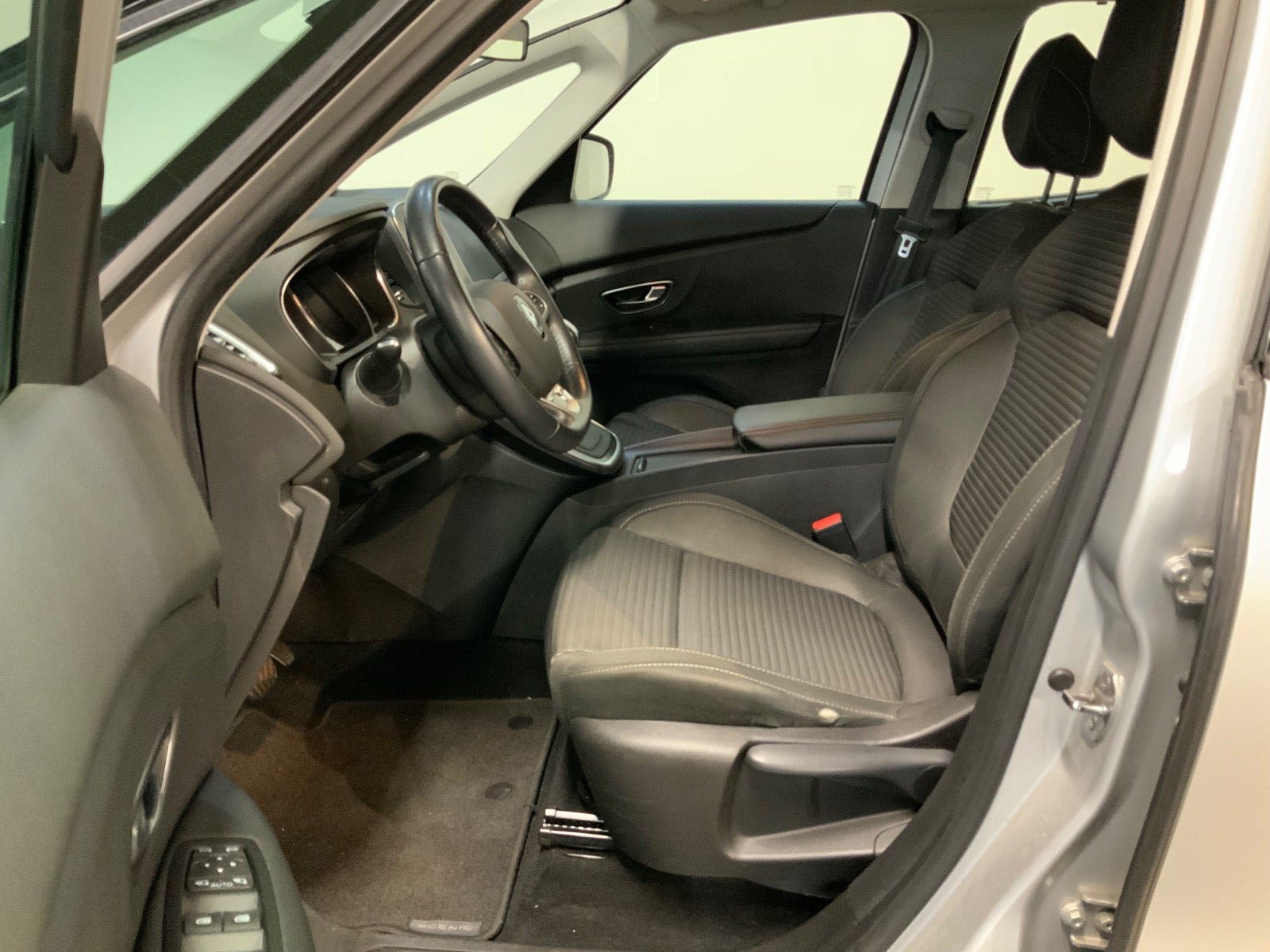 Sølv Renault Grand Scenic IV fra 2018