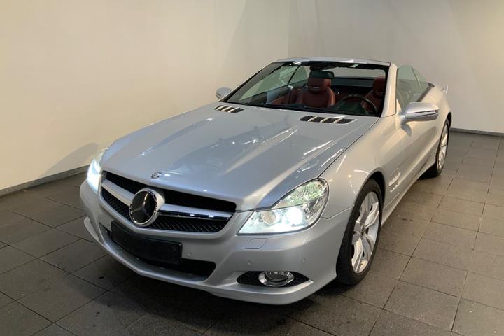 Sølv Mercedes SL500 fra 2009 set udefra