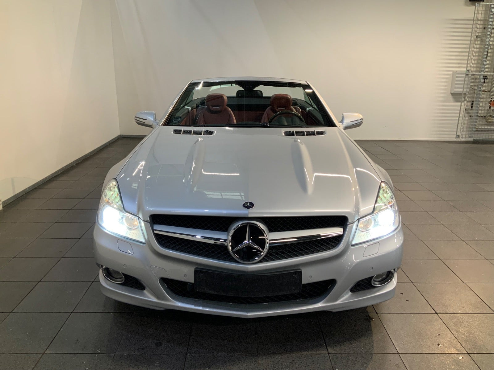 Sølv Mercedes SL500 fra 2009 set udefra