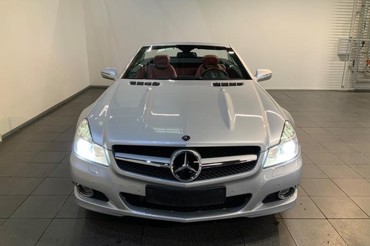 Sølv Mercedes SL500 fra 2009 set udefra