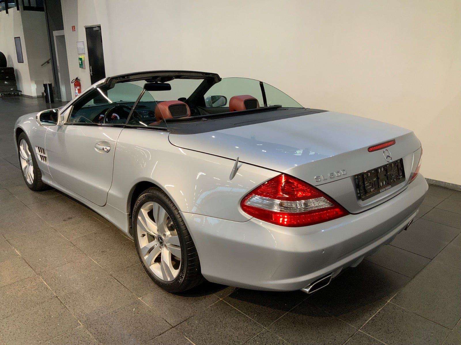 Sølv Mercedes SL500 fra 2009 set udefra