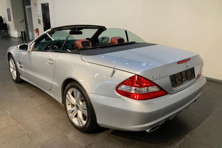 Sølv Mercedes SL500 fra 2009 set udefra