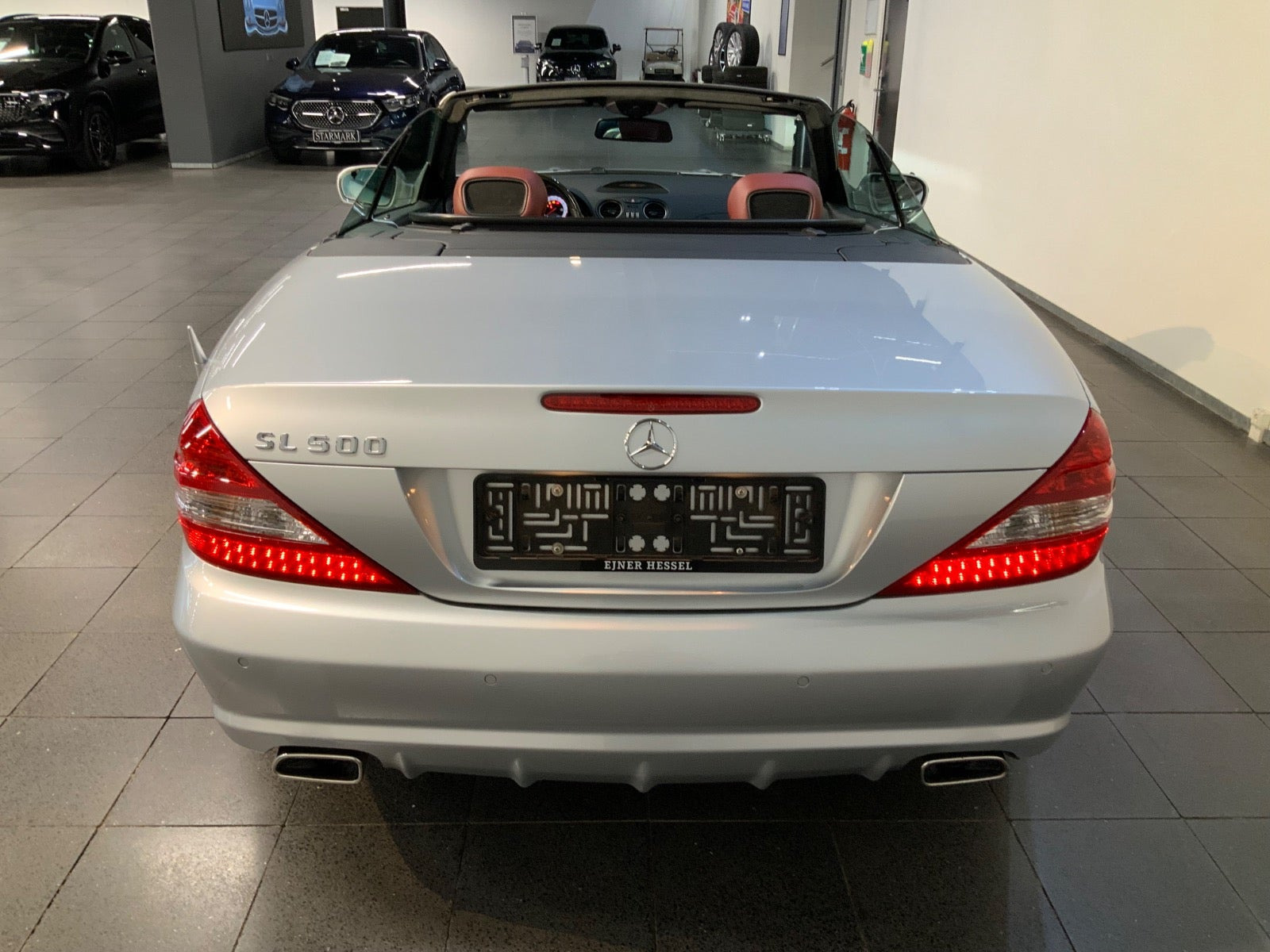Sølv Mercedes SL500 fra 2009 set udefra
