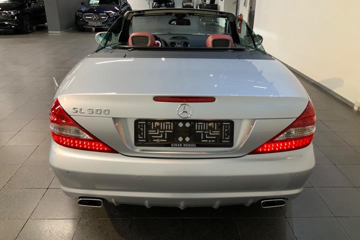 Sølv Mercedes SL500 fra 2009 set udefra